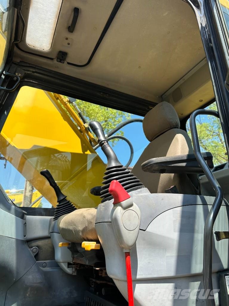 Komatsu PC200-7 حفارات وسط 7 طن - 12 طن