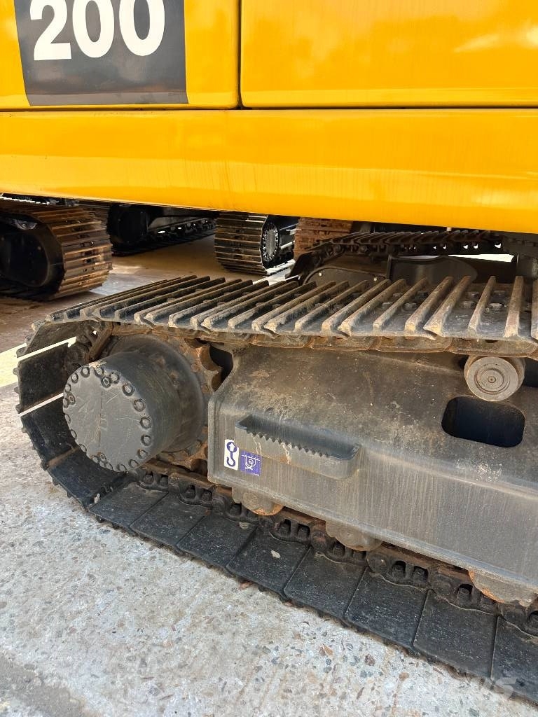 Komatsu PC200-7 حفارات وسط 7 طن - 12 طن