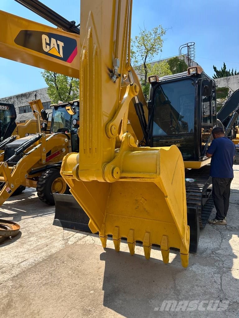 Komatsu PC200-7 حفارات وسط 7 طن - 12 طن