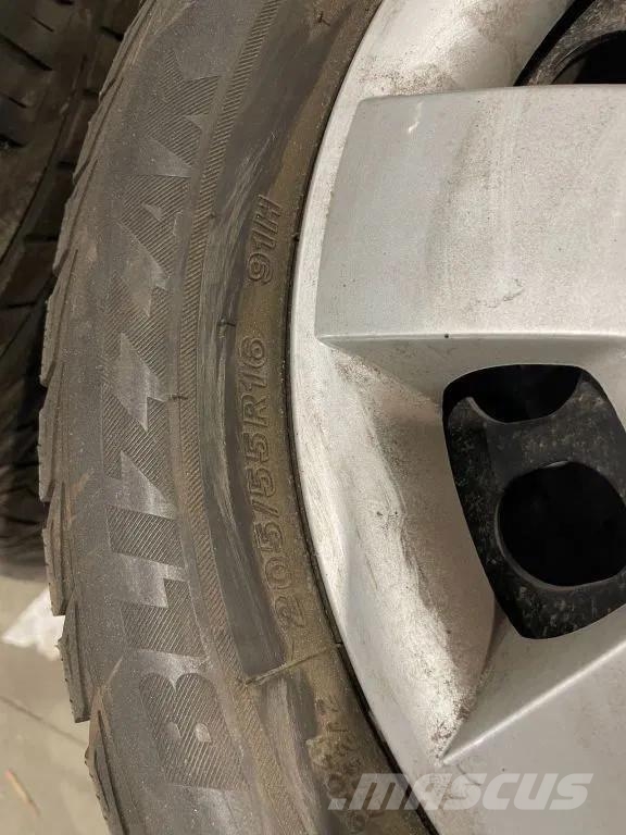 Bridgestone *Mercedes deksels met banden*205/55R16 Гуми