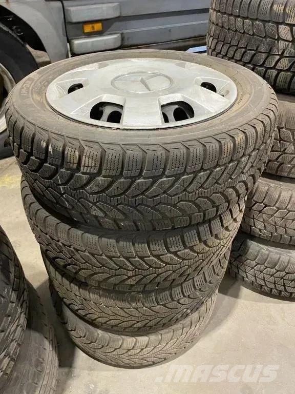 Bridgestone *Mercedes deksels met banden*205/55R16 Гуми
