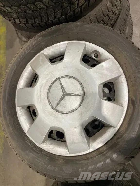 Bridgestone *Mercedes deksels met banden*205/55R16 Гуми