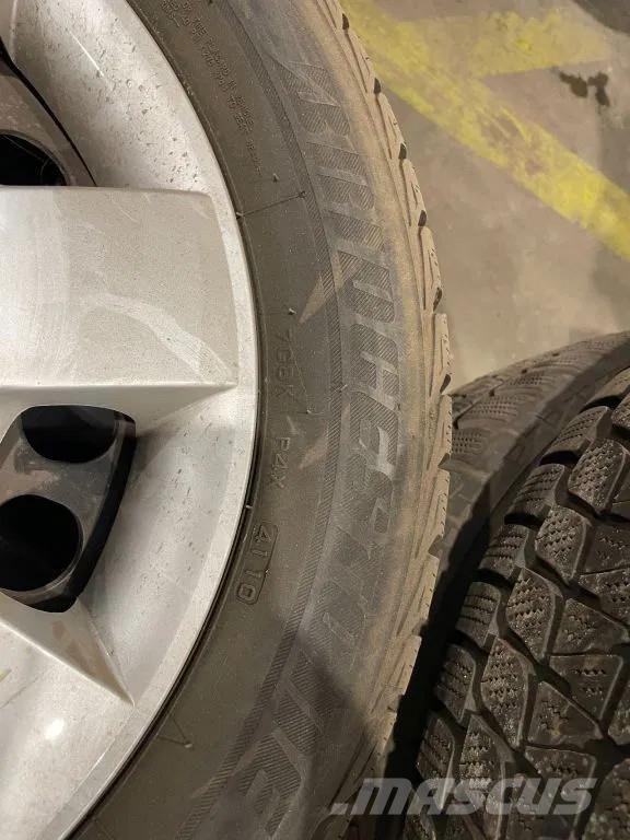 Bridgestone *Mercedes deksels met banden*205/55R16 Гуми
