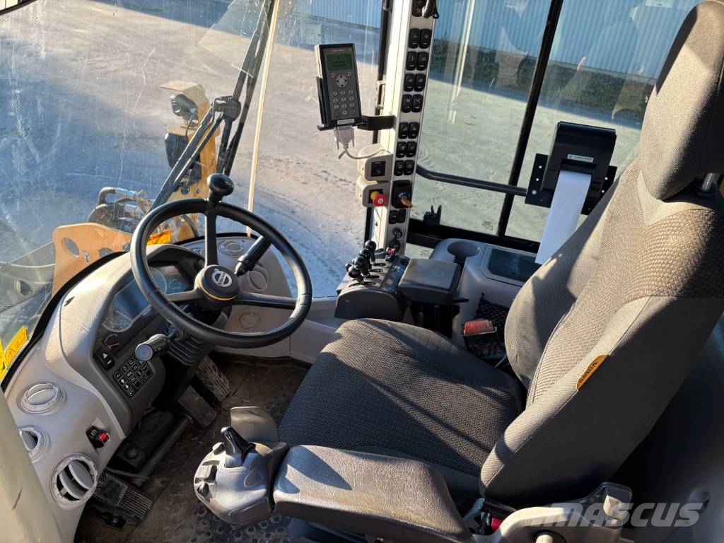 Volvo L70H lastmaskin, svensksåld, skevfäste Kolové nakladače