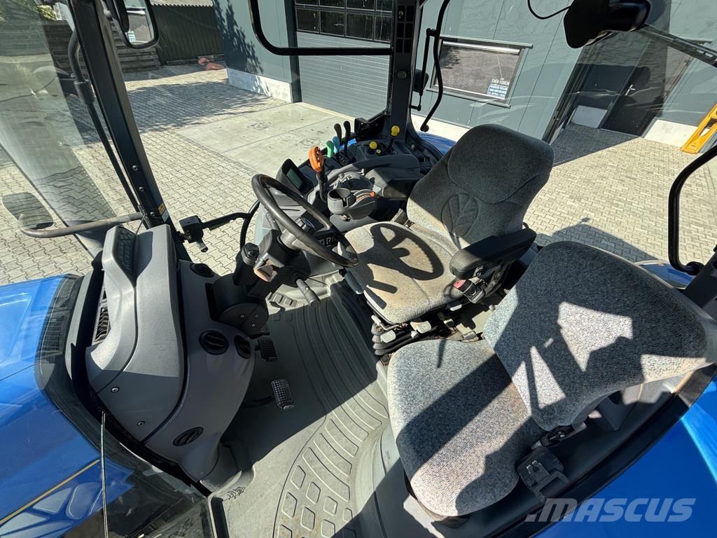 New Holland T7030 PowerCommand. Fronthef, Vooras vering, 40km. Tracteur