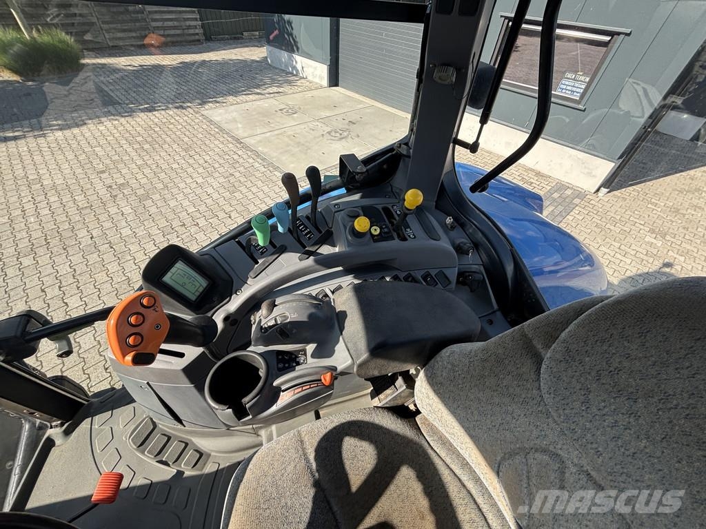 New Holland T7030 PowerCommand. Fronthef, Vooras vering, 40km. Traktori