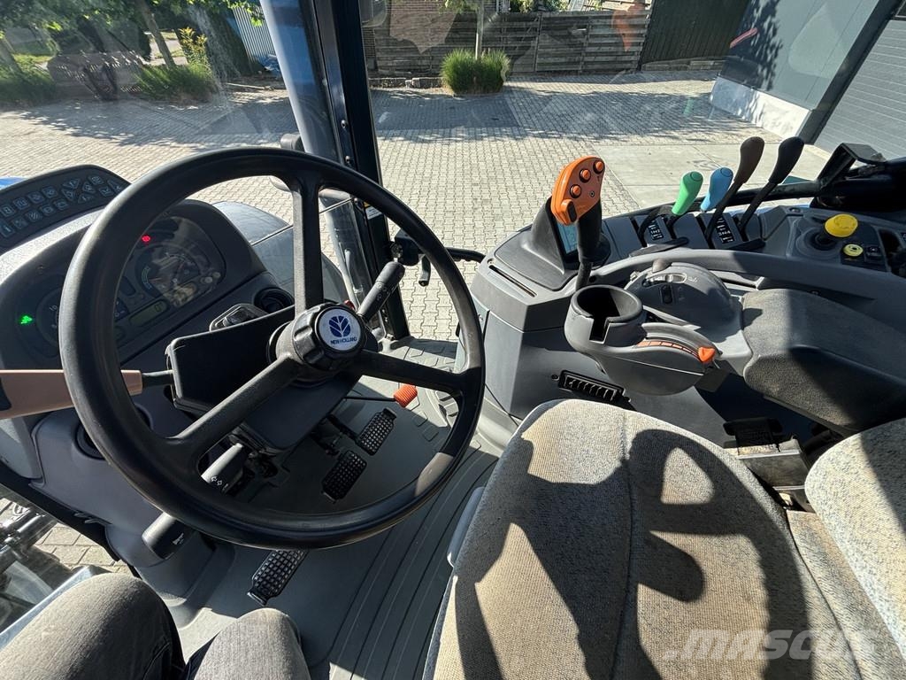 New Holland T7030 PowerCommand. Fronthef, Vooras vering, 40km. Traktori