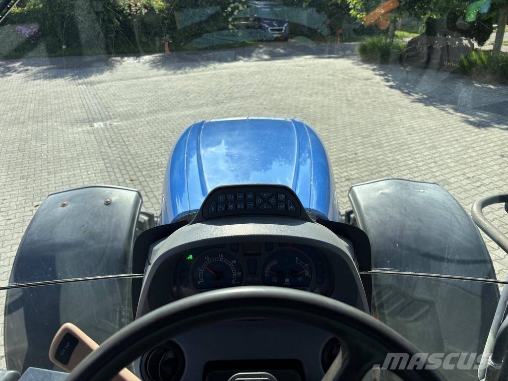 New Holland T7030 PowerCommand. Fronthef, Vooras vering, 40km. Tracteur