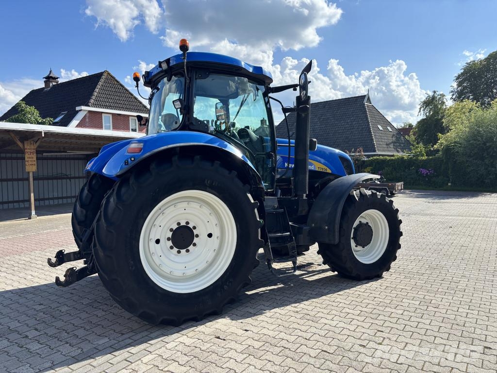 New Holland T7030 PowerCommand. Fronthef, Vooras vering, 40km. Tracteur