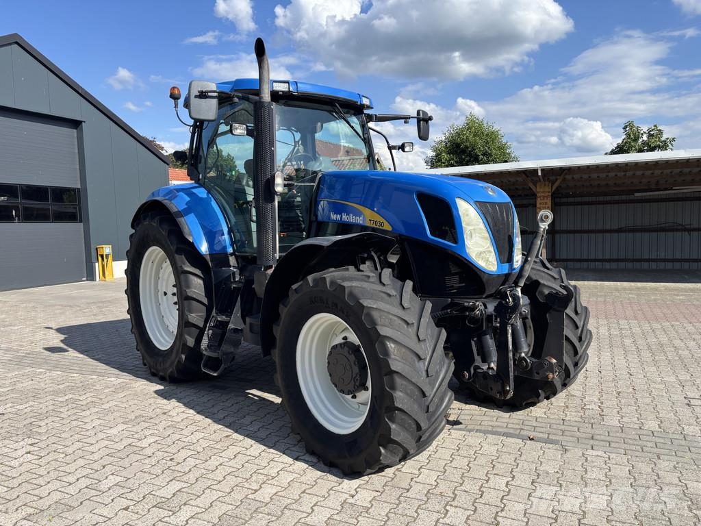 New Holland T7030 PowerCommand. Fronthef, Vooras vering, 40km. Traktori