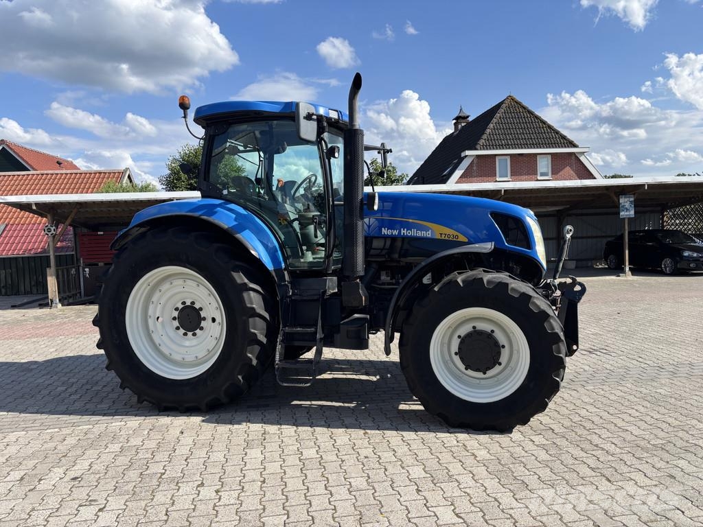 New Holland T7030 PowerCommand. Fronthef, Vooras vering, 40km. Tracteur