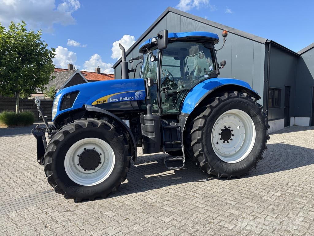 New Holland T7030 PowerCommand. Fronthef, Vooras vering, 40km. Tracteur