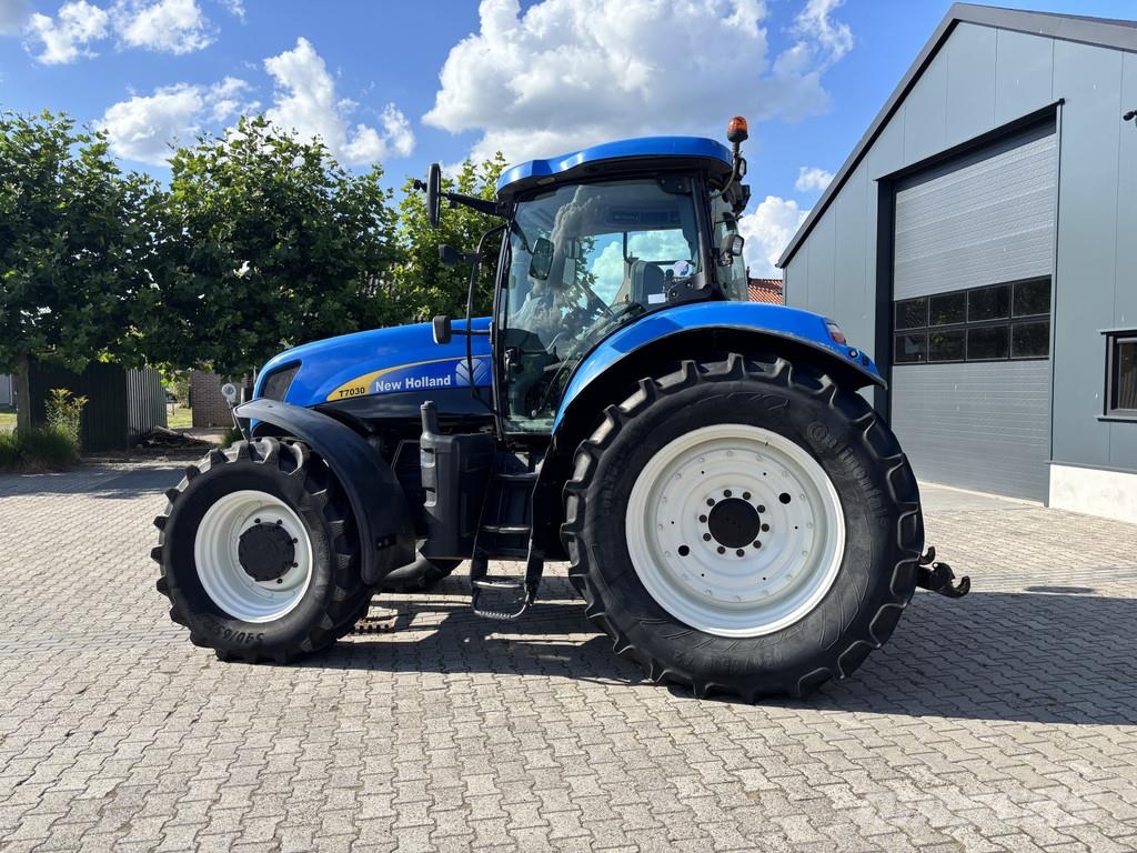 New Holland T7030 PowerCommand. Fronthef, Vooras vering, 40km. Traktori