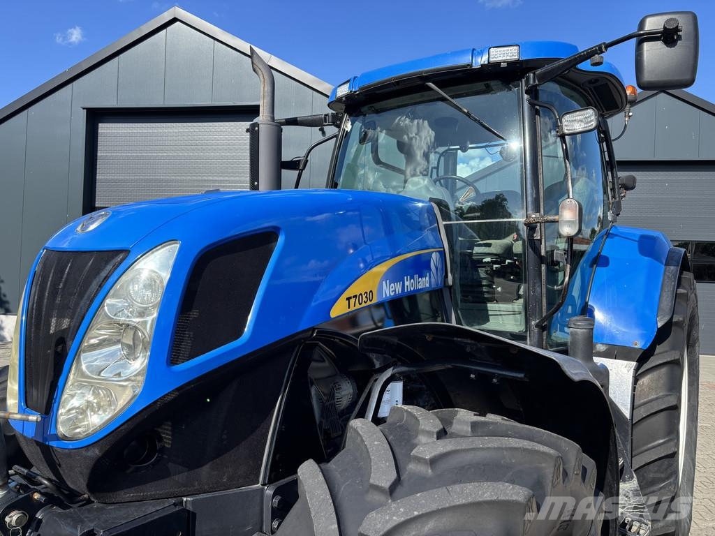 New Holland T7030 PowerCommand. Fronthef, Vooras vering, 40km. Tracteur