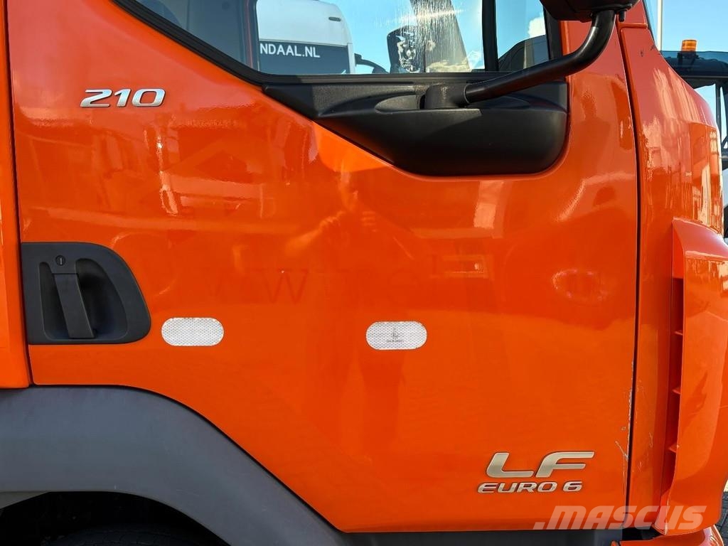 DAF LF 210 + LOADLIFT + 12 TON + BOX 7.10 METER + SMAR Caminhões baú