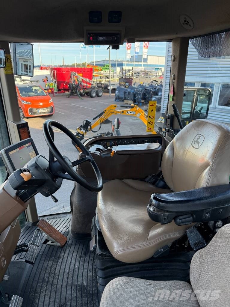 John Deere 8330 الجرارات