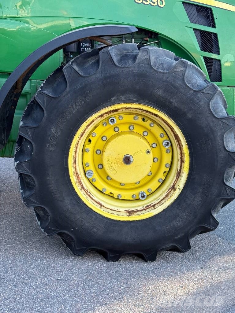 John Deere 8330 الجرارات