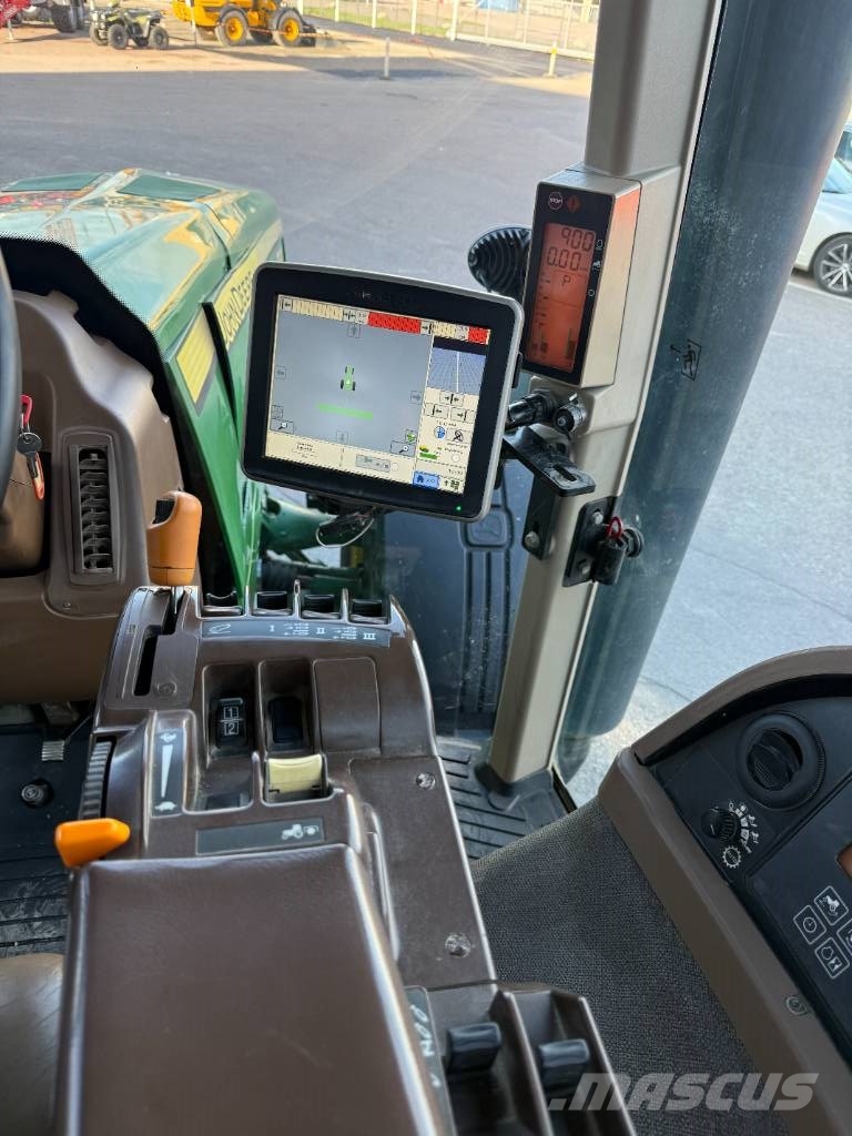 John Deere 8330 الجرارات