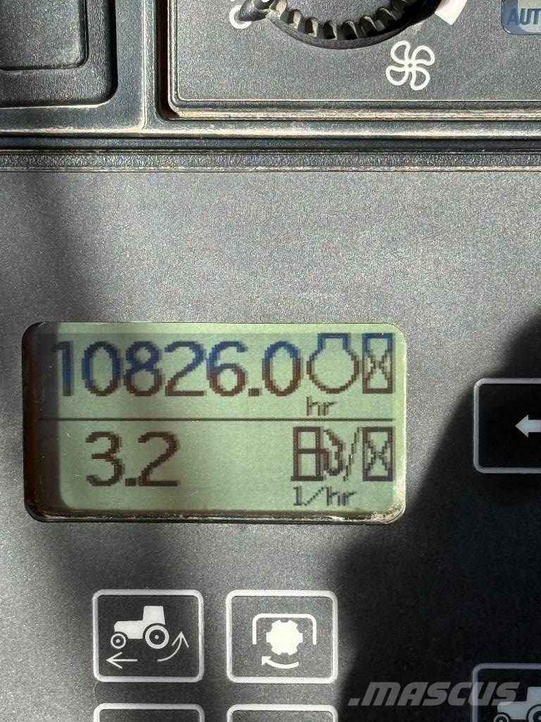 John Deere 8330 الجرارات