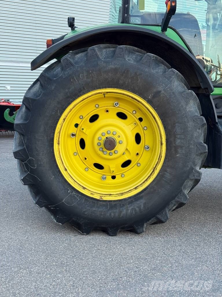 John Deere 8330 الجرارات