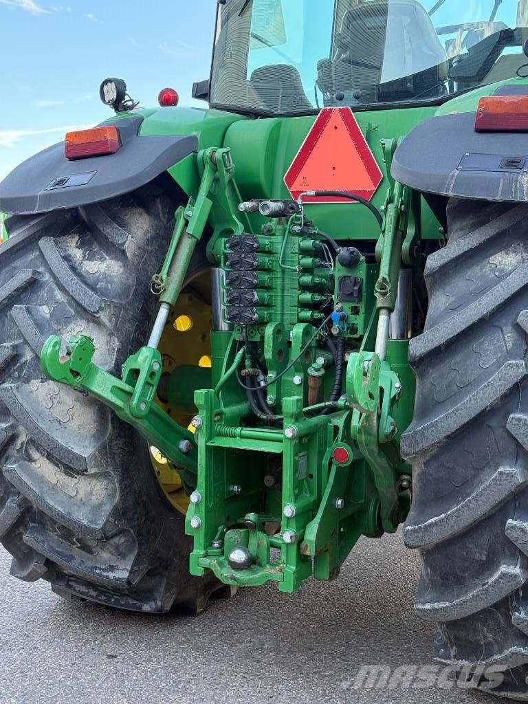 John Deere 8330 الجرارات