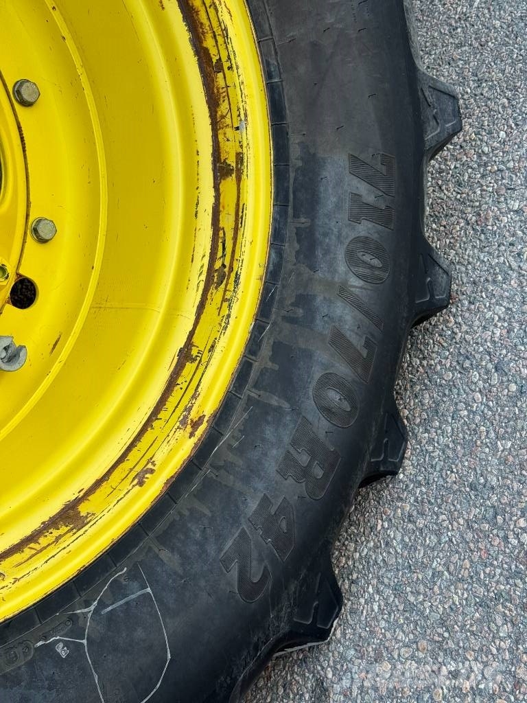John Deere 8330 الجرارات