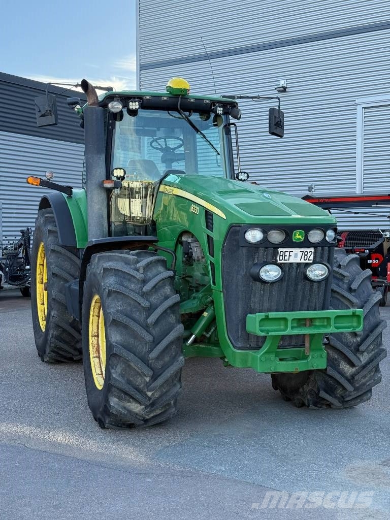 John Deere 8330 الجرارات