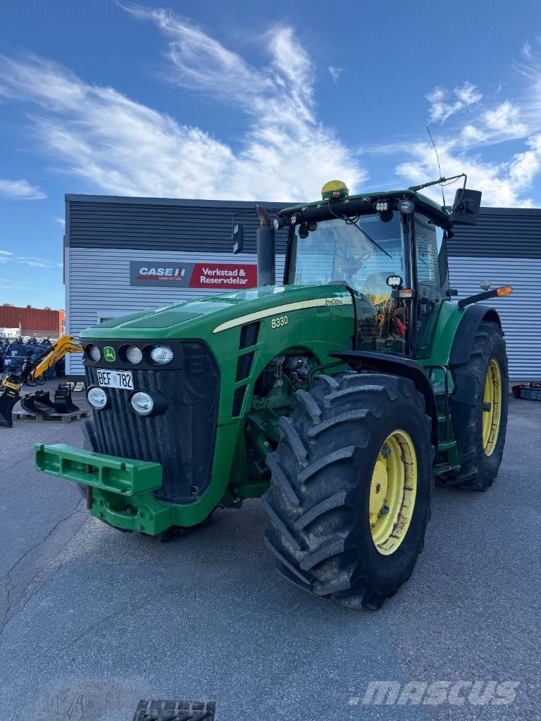 John Deere 8330 الجرارات