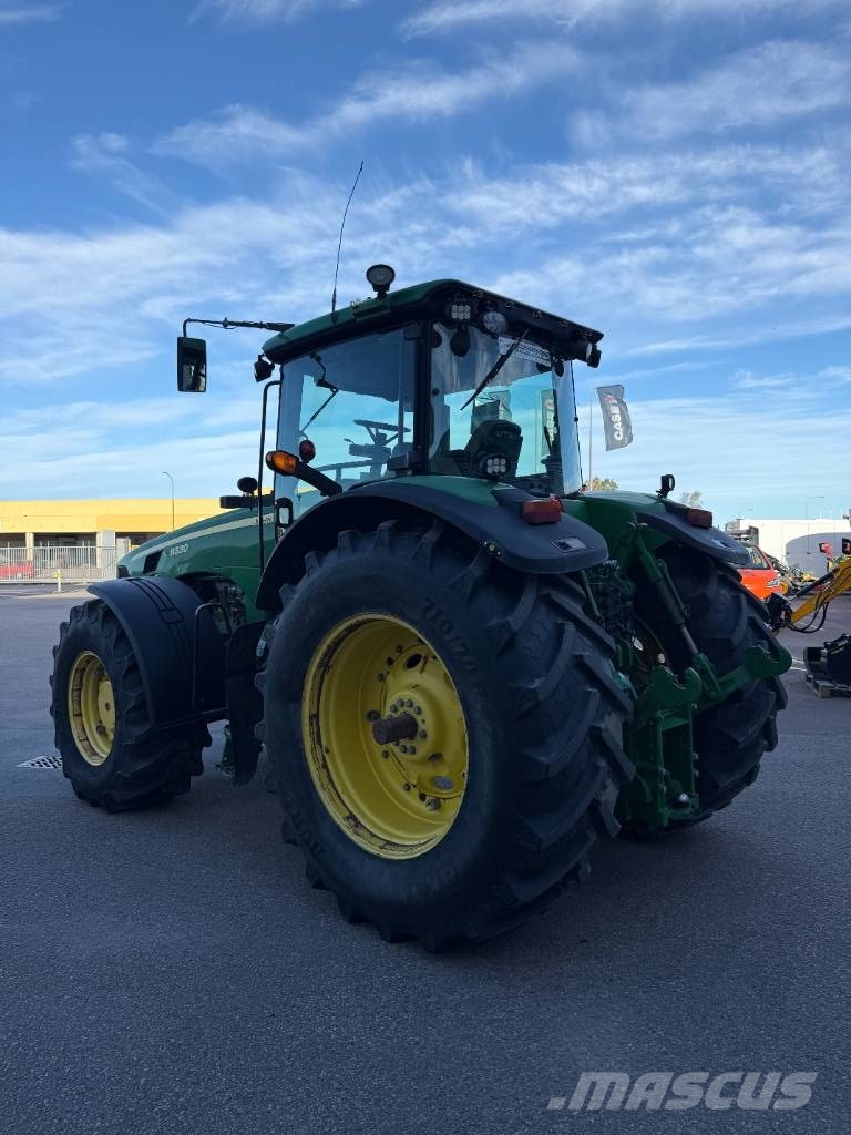 John Deere 8330 الجرارات