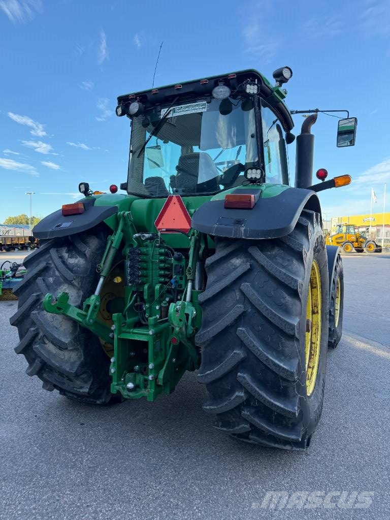 John Deere 8330 الجرارات