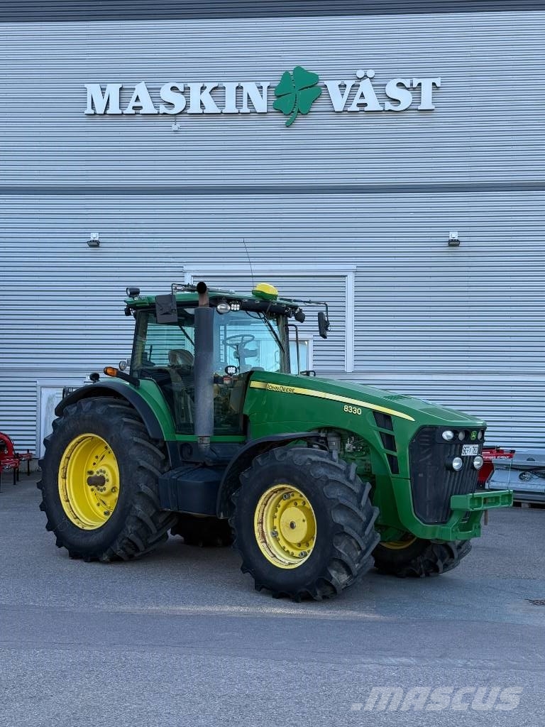 John Deere 8330 الجرارات