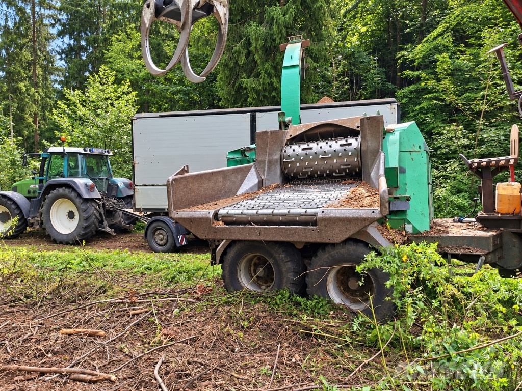 JENZ 582Z + Valtra S374 Houtversnipperaars