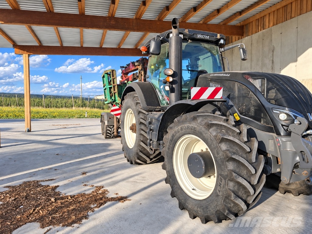 JENZ 582Z + Valtra S374 Houtversnipperaars