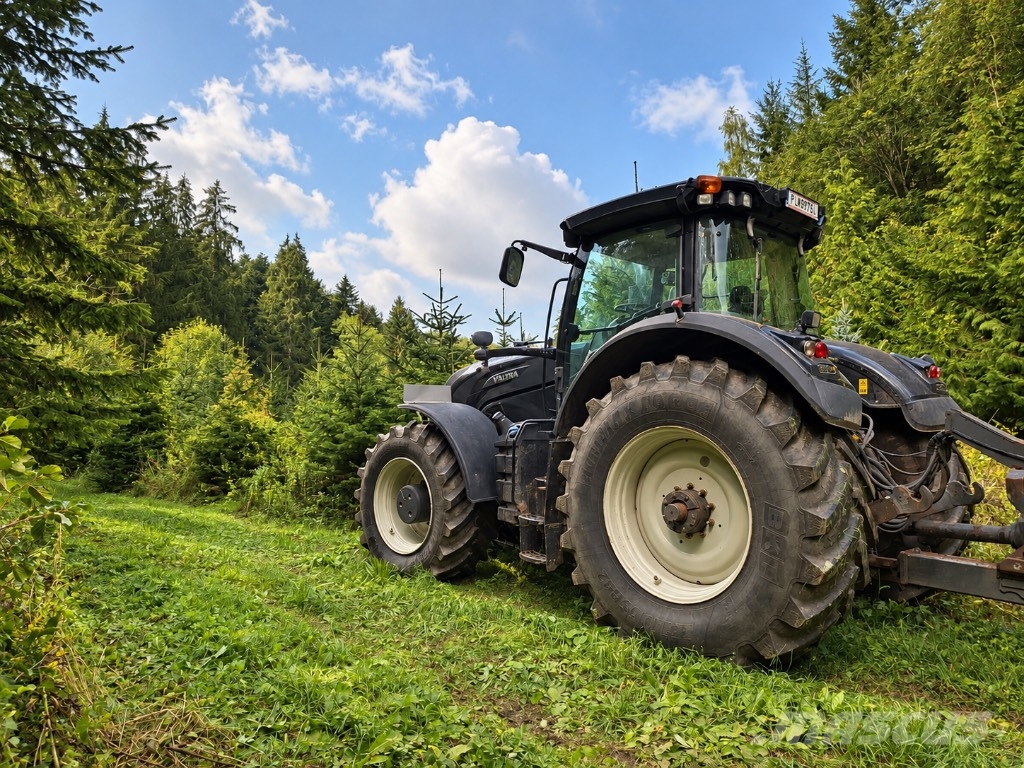 JENZ 582Z + Valtra S374 Houtversnipperaars