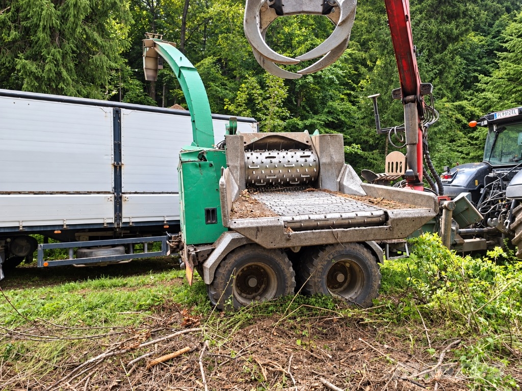 JENZ 582Z + Valtra S374 Houtversnipperaars