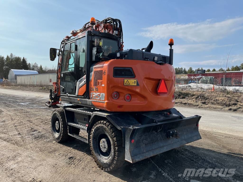 Hitachi ZX 135 W-7 Ratasekskavaatorid