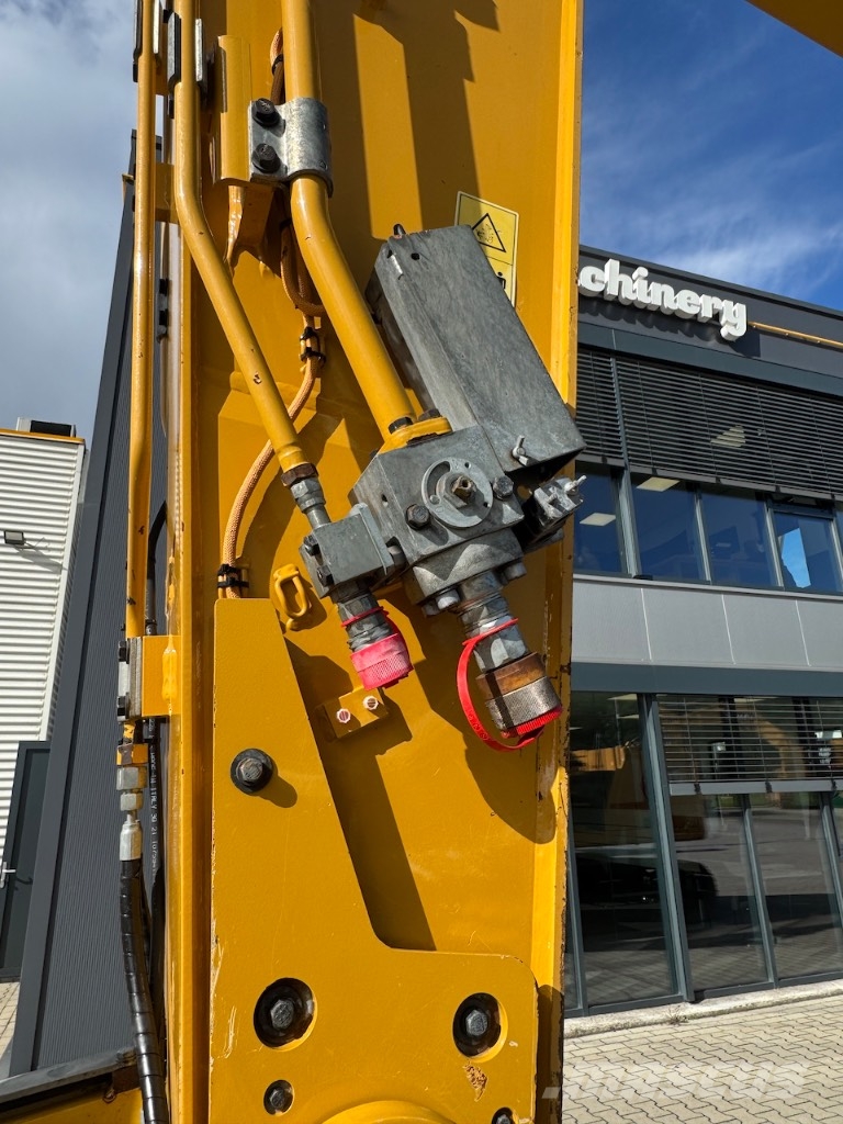 CAT 320 حفارات زحافة