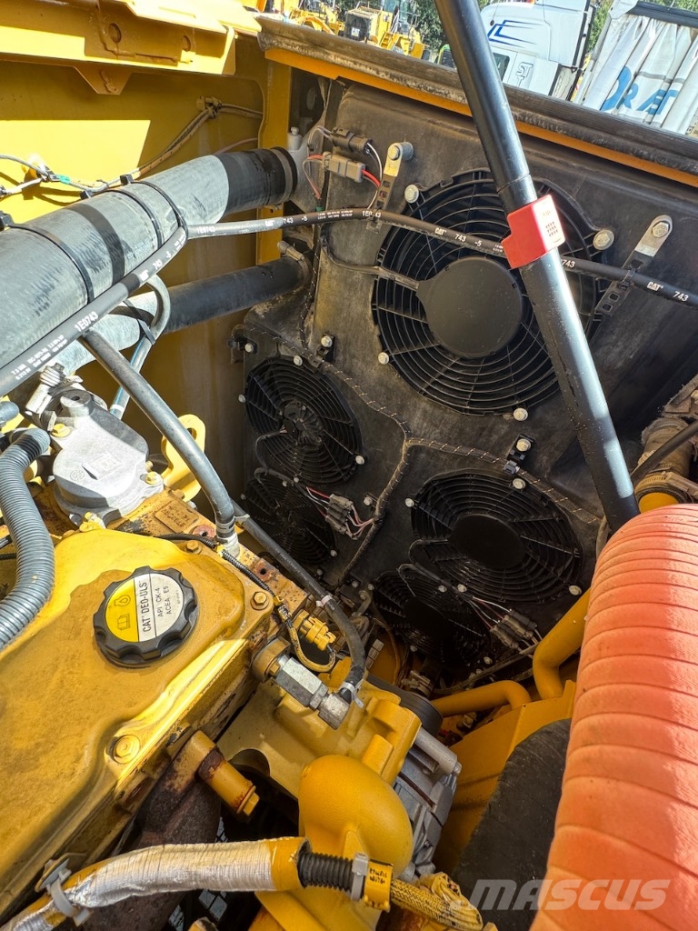 CAT 320 حفارات زحافة