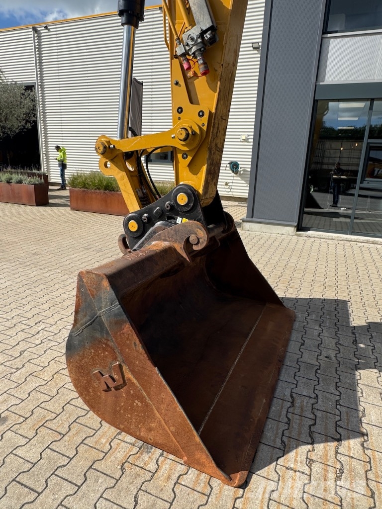 CAT 320 حفارات زحافة