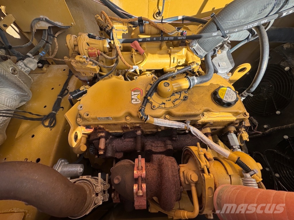 CAT 320 حفارات زحافة