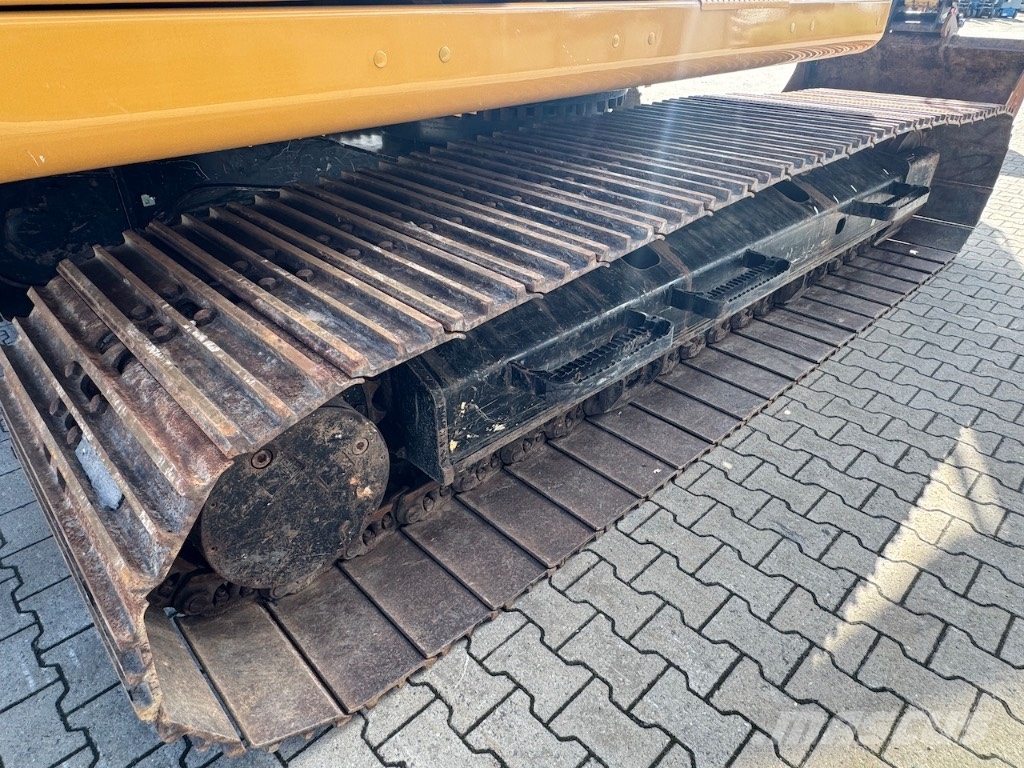 CAT 320 حفارات زحافة