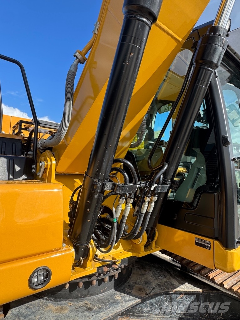 CAT 320 حفارات زحافة