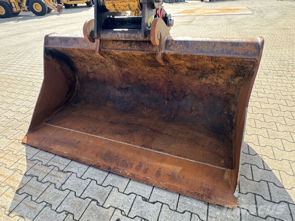CAT 320 حفارات زحافة