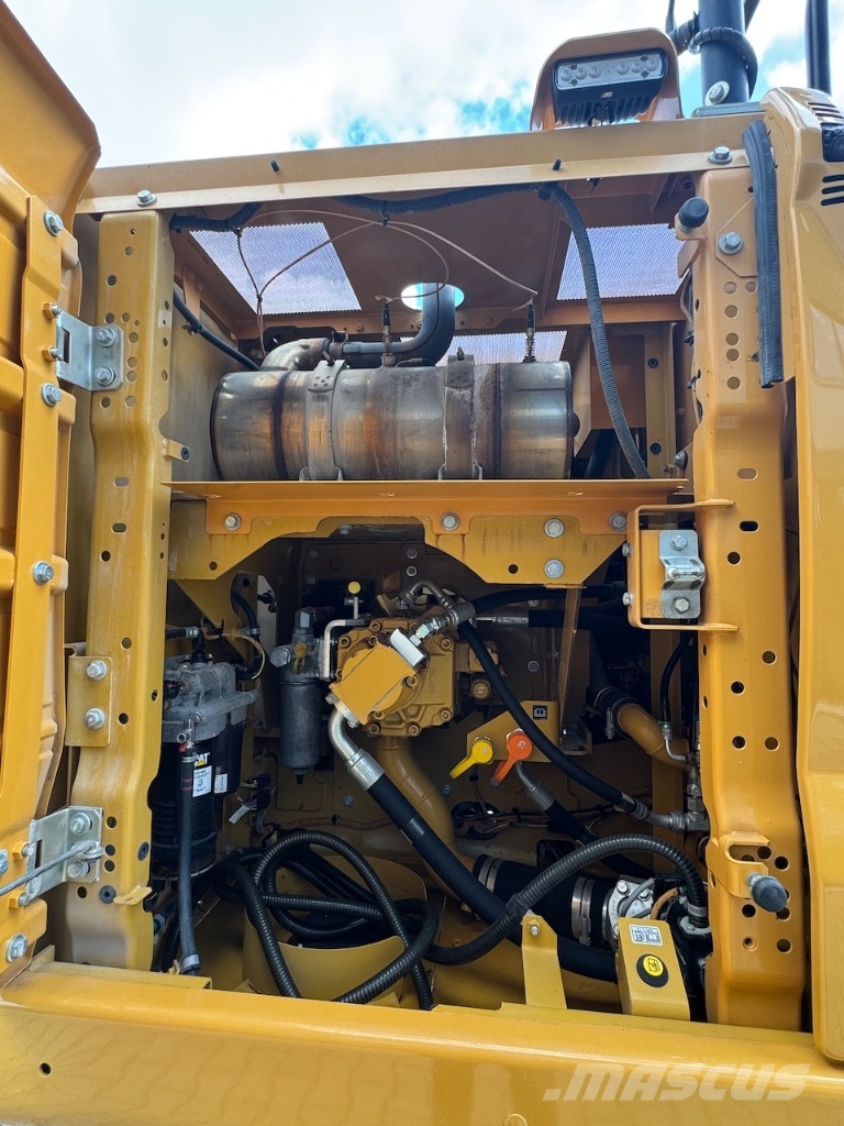 CAT 320 حفارات زحافة