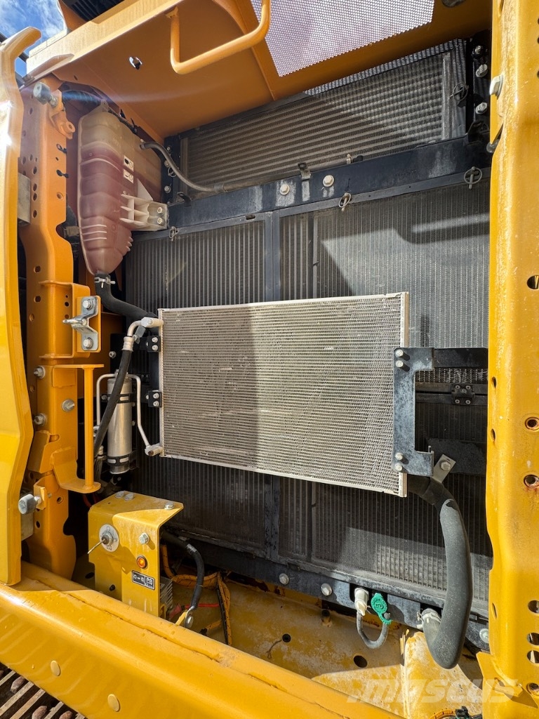 CAT 320 حفارات زحافة