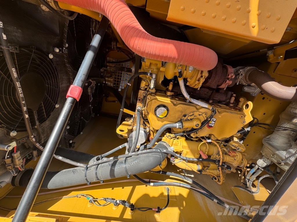 CAT 320 حفارات زحافة