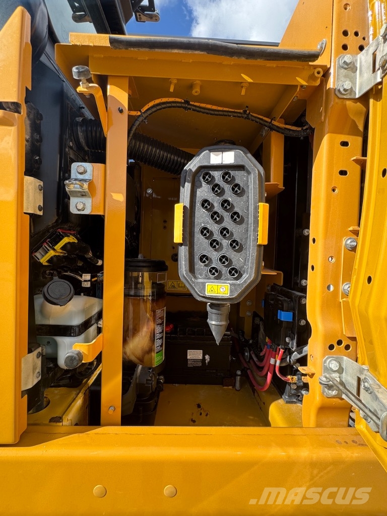 CAT 320 حفارات زحافة