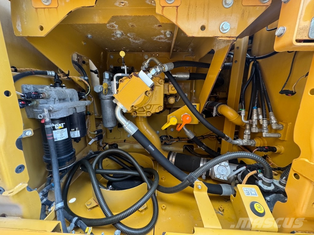 CAT 320 حفارات زحافة