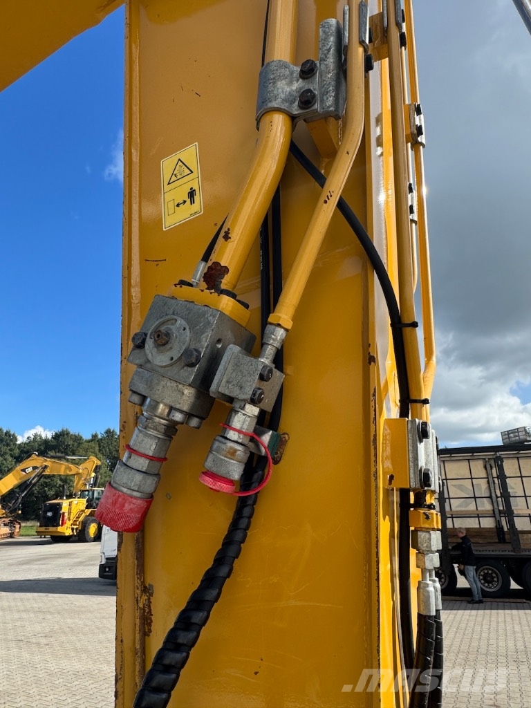 CAT 320 حفارات زحافة