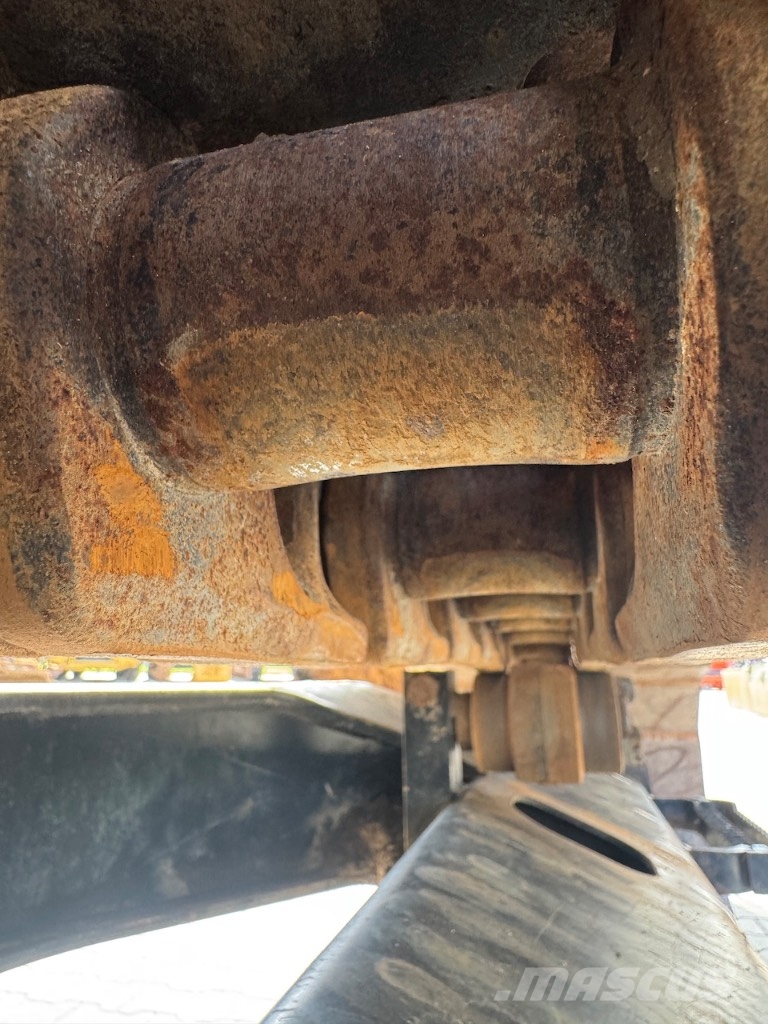 CAT 320 حفارات زحافة